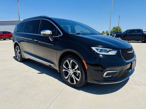 Used 2024 Chrysler Pacifica Pinnacle w/ Trailer Tow Group AWD/4WD image 2