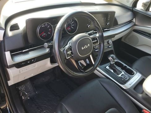 Used 2022 Kia Carnival LX w/ Paint Protection Package image 17