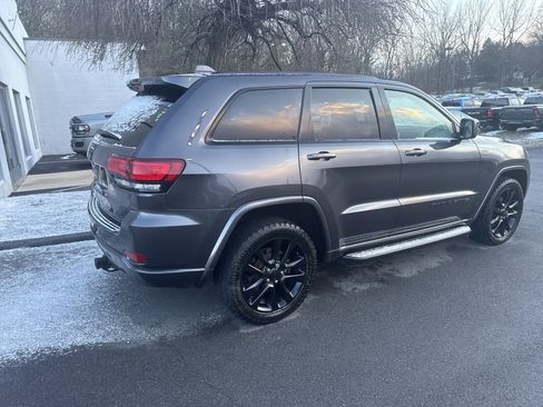 Used 2018 Jeep Grand Cherokee Altitude image 3