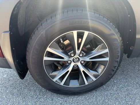 Used 2019 Toyota Highlander LE AWD/4WD image 13