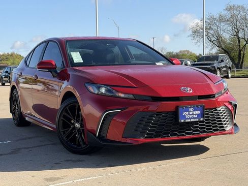 Used 2025 Toyota Camry SE w/ Convenience Package image 2