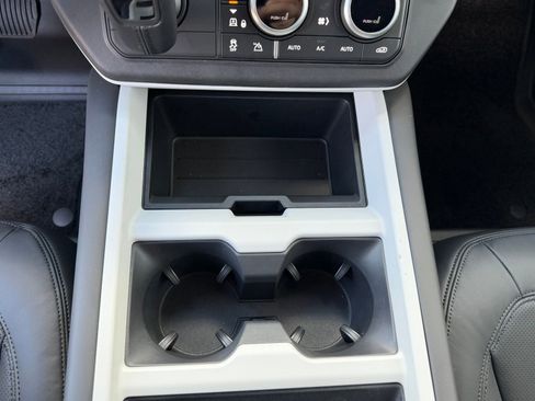 New 2026 Land Rover Defender 130 X-Dynamic SE image 20