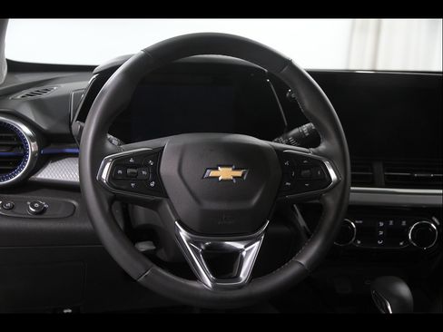 Used 2024 Chevrolet Trax LT w/ LT Convenience Package FWD image 7