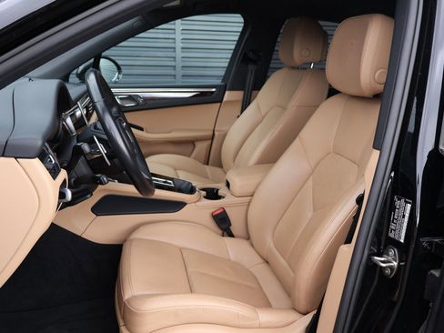 Certified 2023 Porsche Macan S image 5