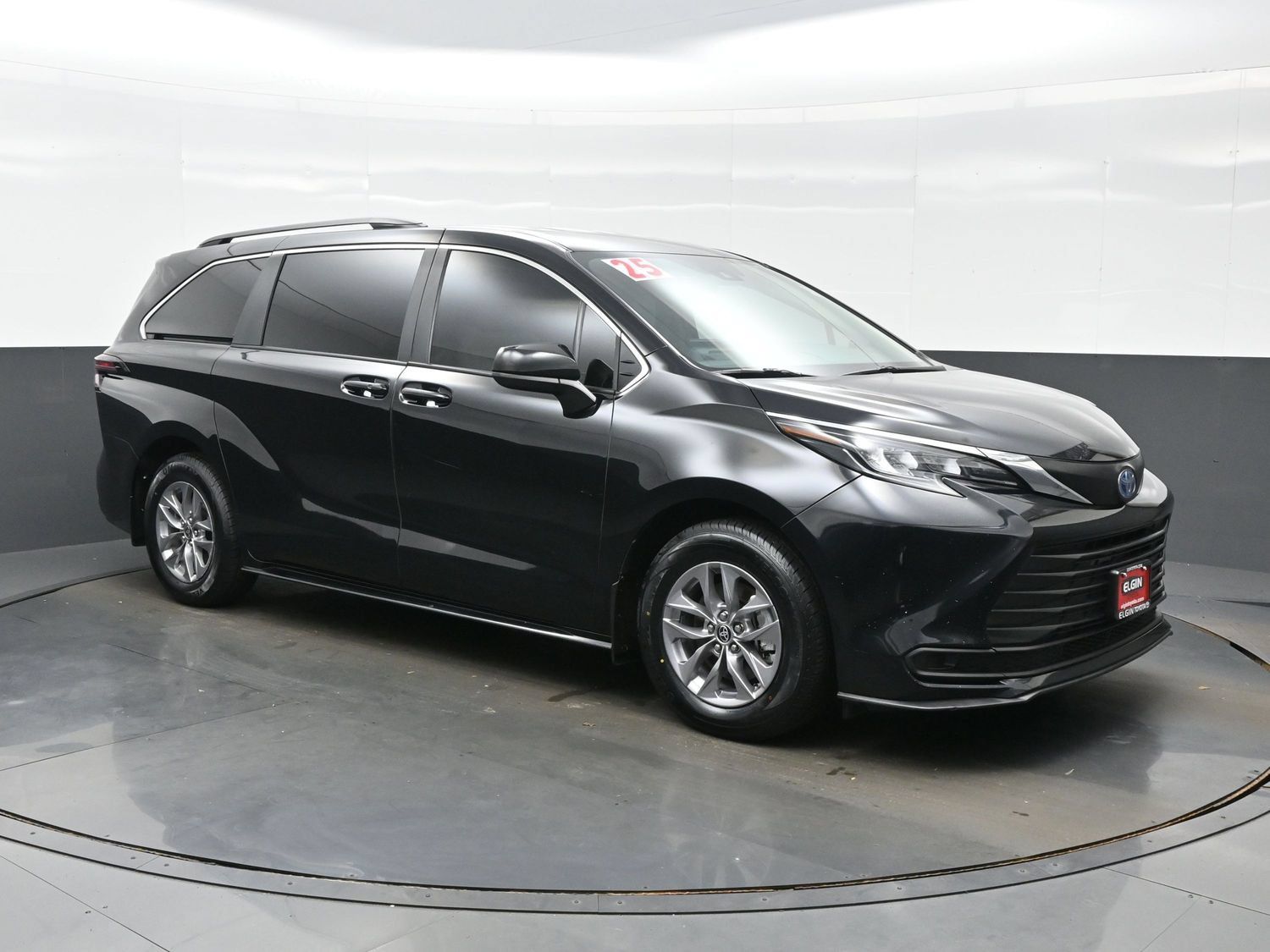 Used 2025 Toyota Sienna LE AWD/4WD image 8