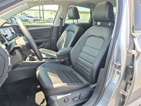 Used 2022 Volkswagen Jetta SE w/ Panoramic Sunroof Package FWD image 16