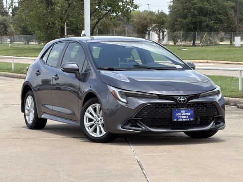 Used 2025 Toyota Corolla SE FWD image 2