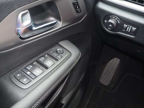 New 2025 Chrysler Pacifica Select w/ Uconnect Theater Family Group image 33