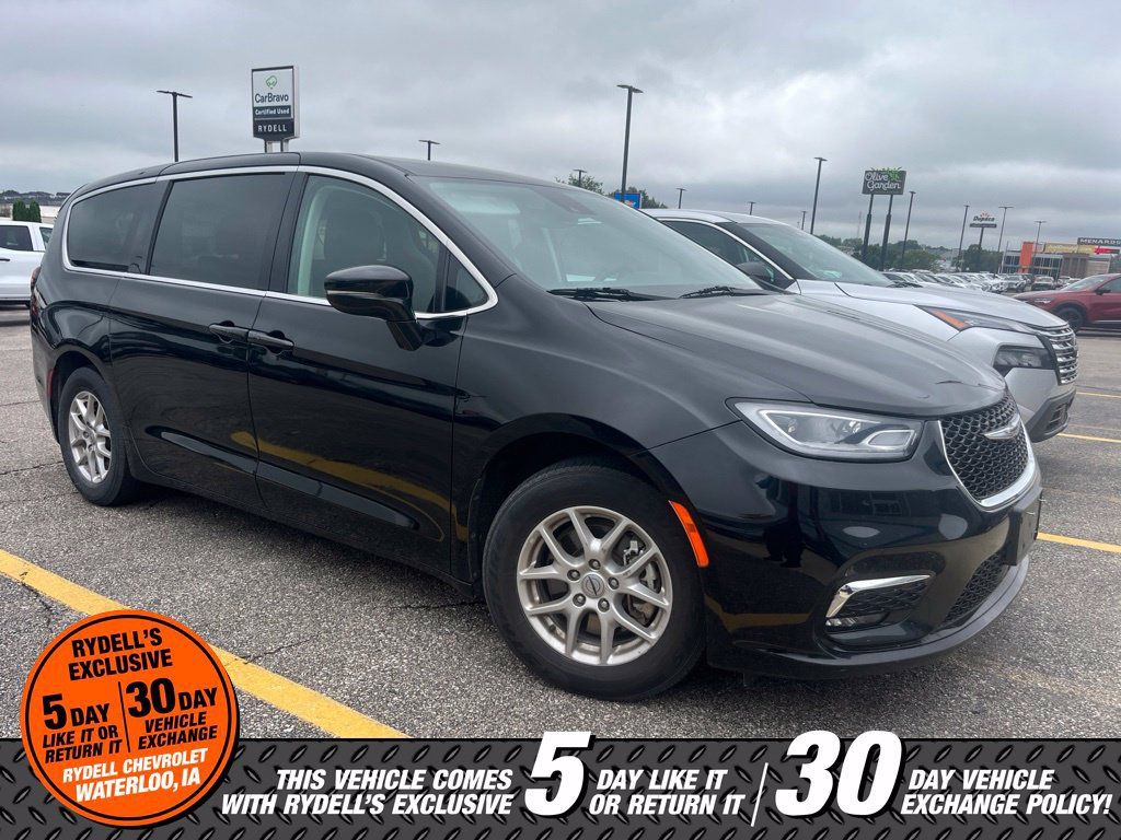 Used 2024 Chrysler Pacifica Touring-L FWD image 1