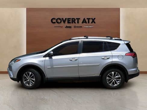 Used 2017 Toyota RAV4 XLE AWD/4WD image 2