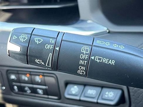 Used 2023 GMC Yukon XL Denali image 29