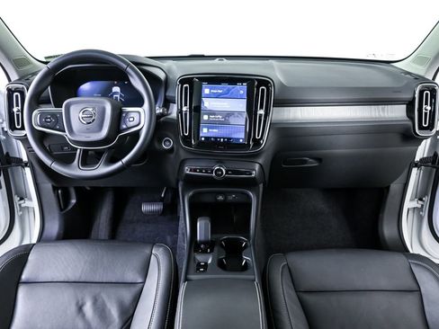 Certified 2025 Volvo XC40 B5 Core image 19