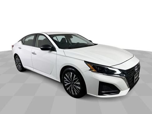Used 2025 Nissan Altima 2.5 SV FWD image 2