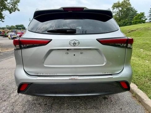 Used 2023 Toyota Highlander Limited FWD image 7