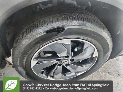 Used 2025 Nissan Rogue SV image 33