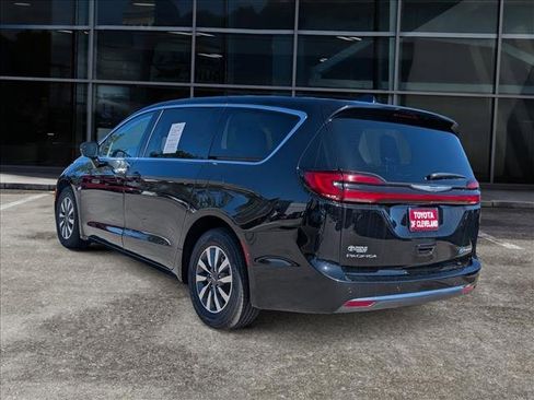 Used 2024 Chrysler Pacifica Select image 4