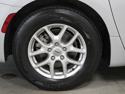 Used 2024 Chrysler Pacifica Touring-L FWD image 16