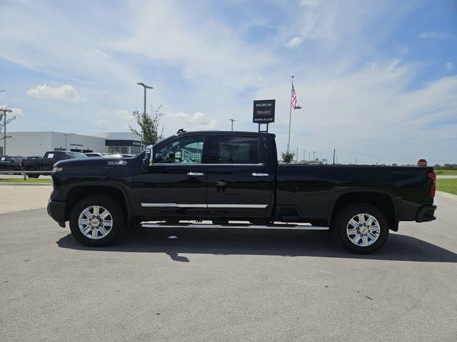 Used 2024 Chevrolet Silverado 2500 High Country w/ Technology Package AWD/4WD image 4