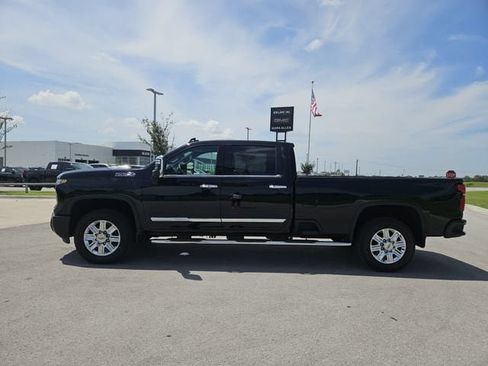 Used 2024 Chevrolet Silverado 2500 High Country w/ Technology Package AWD/4WD image 4