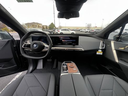 Used 2025 BMW iX xDrive50 image 10