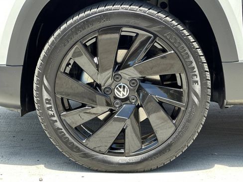 Used 2024 Volkswagen Taos SE AWD/4WD image 26