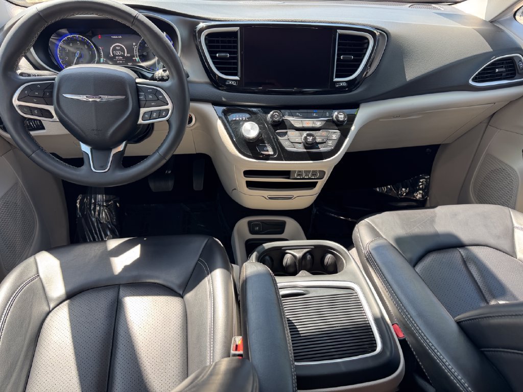 Used 2023 Chrysler Pacifica Touring-L FWD image 19