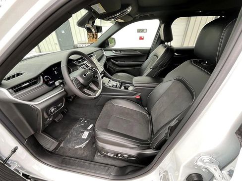 New 2025 Jeep Grand Cherokee Altitude image 15