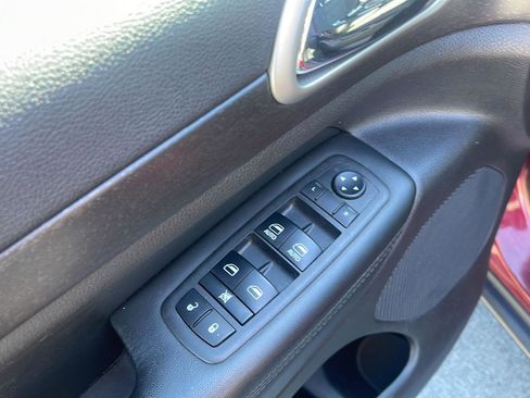 Used 2018 Jeep Grand Cherokee Laredo image 12