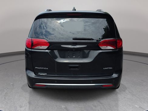 Used 2017 Chrysler Pacifica Limited FWD image 2