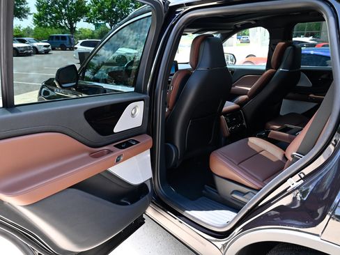Used 2026 Lincoln Aviator Reserve AWD/4WD image 36