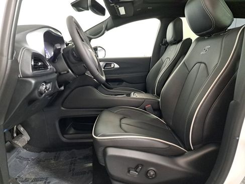 New 2026 Chrysler Pacifica Limited image 12