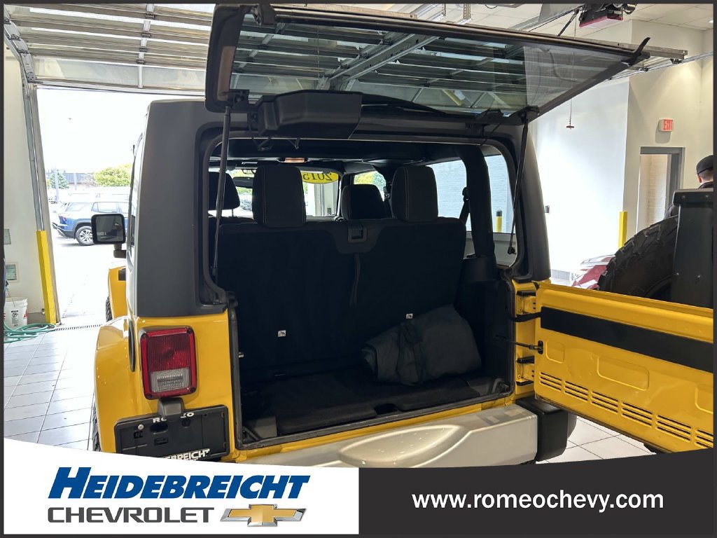 Used 2015 Jeep Wrangler Sahara w/ Connectivity Group AWD/4WD image 16