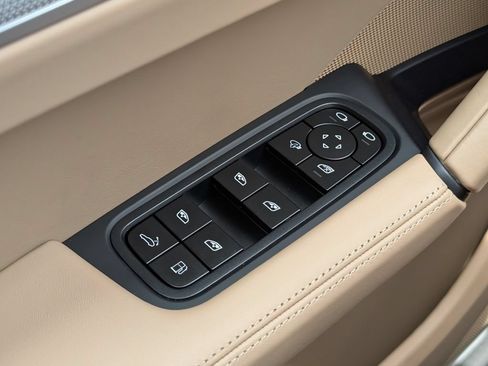 Certified 2026 Porsche Cayenne E-Hybrid AWD/4WD image 30