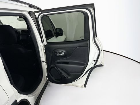 Used 2018 Jeep Renegade Altitude FWD image 27