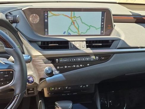 Used 2019 Lexus ES 300h w/ Premium Package FWD image 21