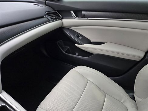 Used 2018 Honda Accord Touring image 25
