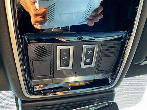 New 2025 Land Rover Range Rover Velar Dynamic SE image 23