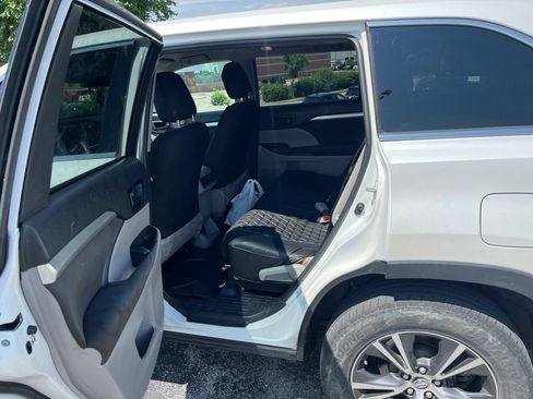 Used 2019 Toyota Highlander LE w/ Carpet Mat Package (TMS) FWD image 10