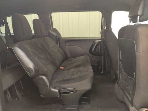 Used 2018 Dodge Grand Caravan SE FWD image 19