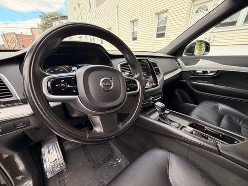 Used 2022 Volvo XC90 T5 Momentum w/ Climate Package AWD/4WD image 16