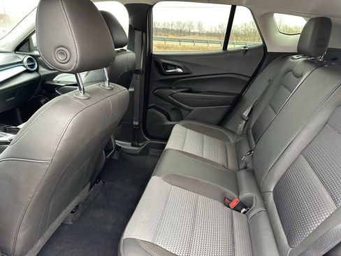 Used 2025 Chevrolet Trax LT FWD image 17