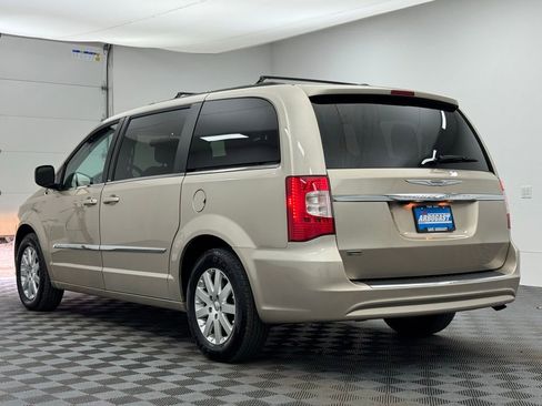Used 2014 Chrysler Town & Country Touring image 10