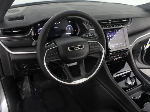 New 2025 Jeep Grand Cherokee L Laredo image 8