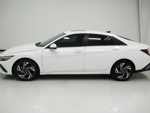 Used 2024 Hyundai Elantra SEL w/ Convenience Package FWD image 7