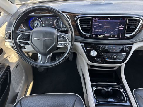 Used 2022 Chrysler Pacifica Limited image 3