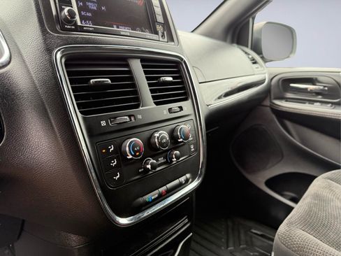 Used 2018 Dodge Grand Caravan SE FWD image 17