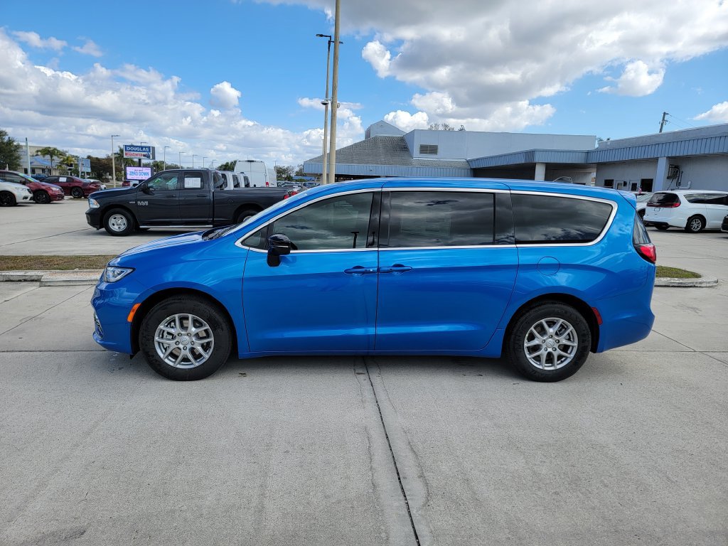 New 2026 Chrysler Pacifica Select FWD image 2