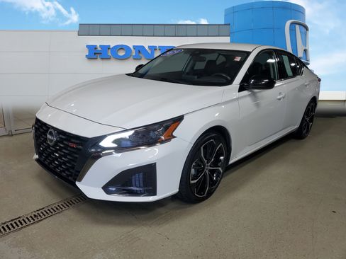 Used 2024 Nissan Altima 2.5 SR FWD image 2