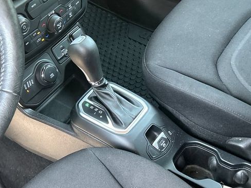 Used 2020 Jeep Renegade Latitude w/ Cold Weather Group AWD/4WD image 23