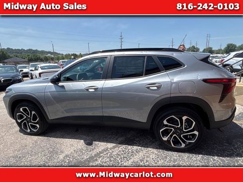 Used 2025 Chevrolet Trax RS w/ Sunroof Package image 1